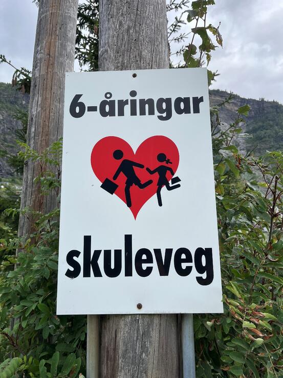 Skilt med bilde av skuleveg