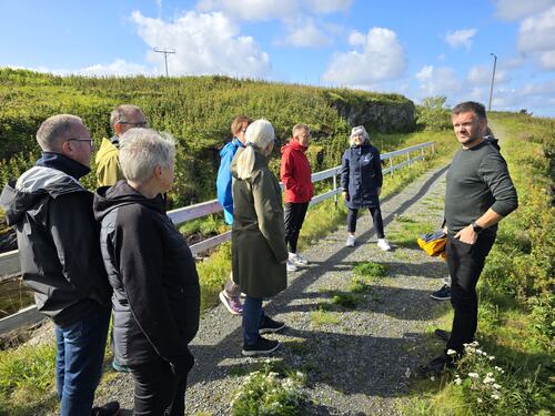 Befolkningen i Sandvær har nok et sterkt ønske om å få vedlikeholdt veiene. (Foto: Oddbjørn Lorvik)