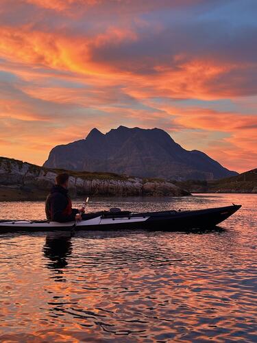 Kajakktur i solnedgang. (Foto: Henning Karlsen)