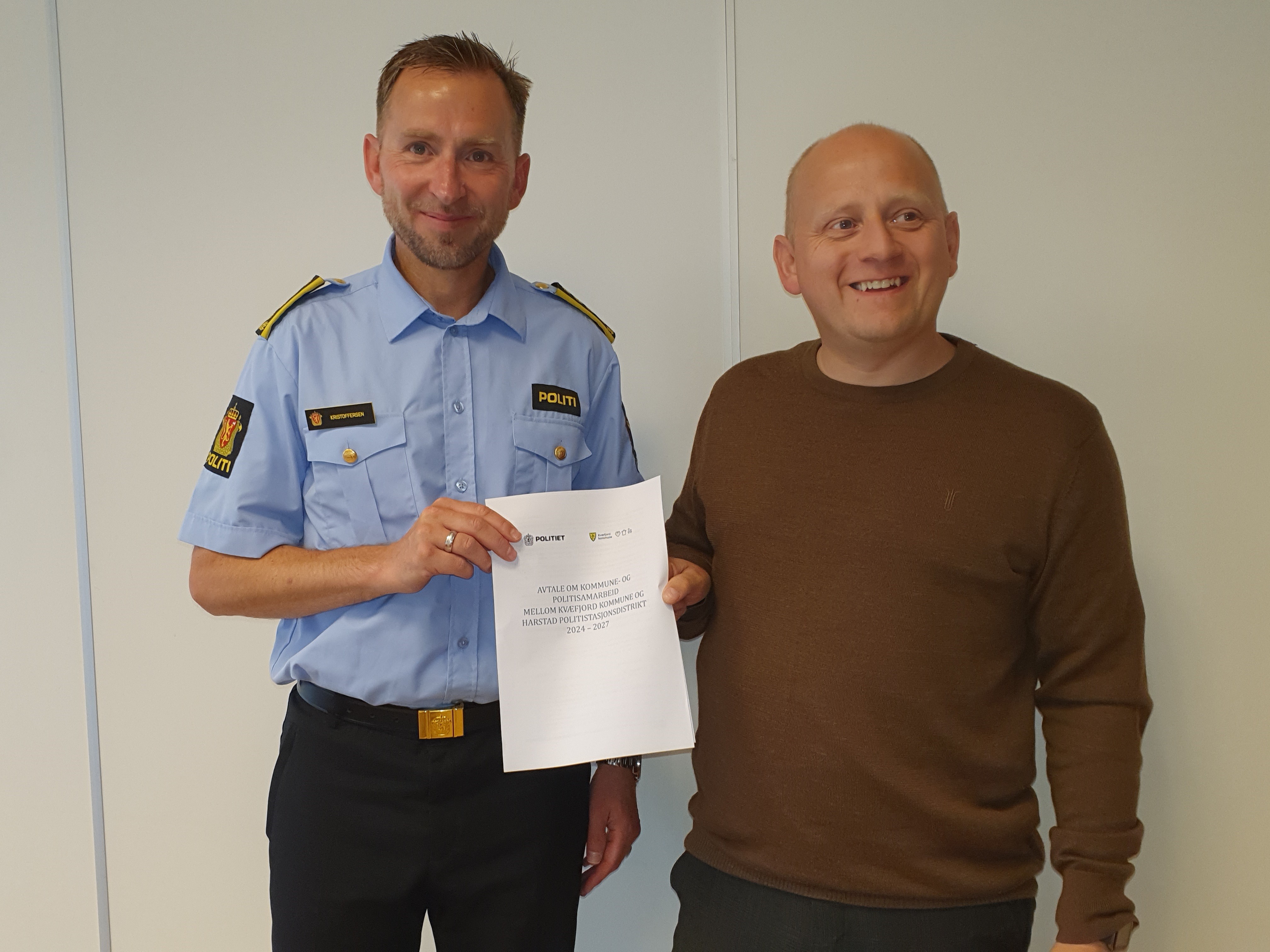 Bilde av ordfører Birger Holand og representant fra politiet