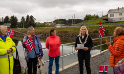 Ordfører roste dugnadsviljen i Brasøy. Fra venstre: Else Lied, Ingeborg Aar, Tanja Irene Hanssen, Elbjørg Larsen og Arna Adolfsen. (Foto: Pål Nikolaisen)
