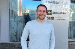 Daniel Gutkin Bernstein foran arbeidsplassen sin i Stavanger