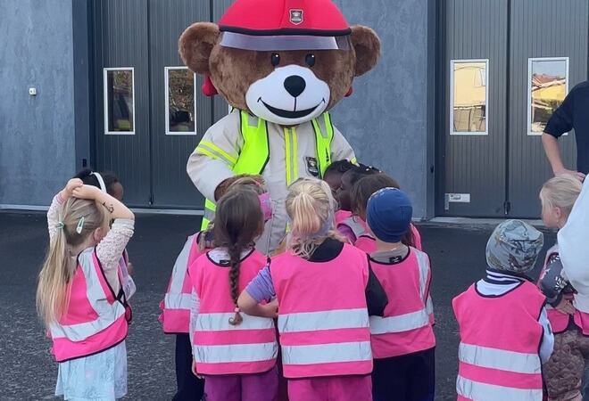 Barn i rosa vester ser på Bjørnis