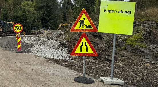 bilde av skilt stengt veg