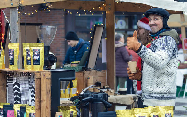 Foto av utstiller på julemarked