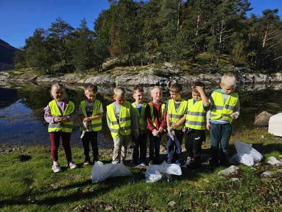 Skulekameratane i Omvikdalen barnehage rydda boss på Holmen i Dimmelsvik i strålande sol