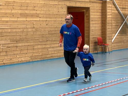 Bjørn Are på laget til Herøy skole løp sammen med sitt barnebarn.