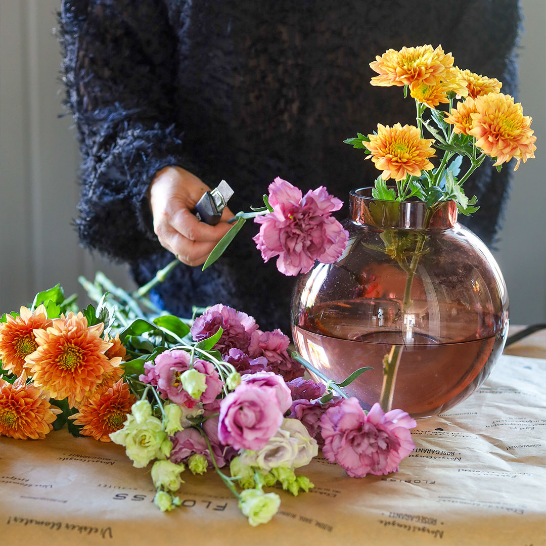 Krysantemum, nellik og lisianthus snittes og settes opp i vase