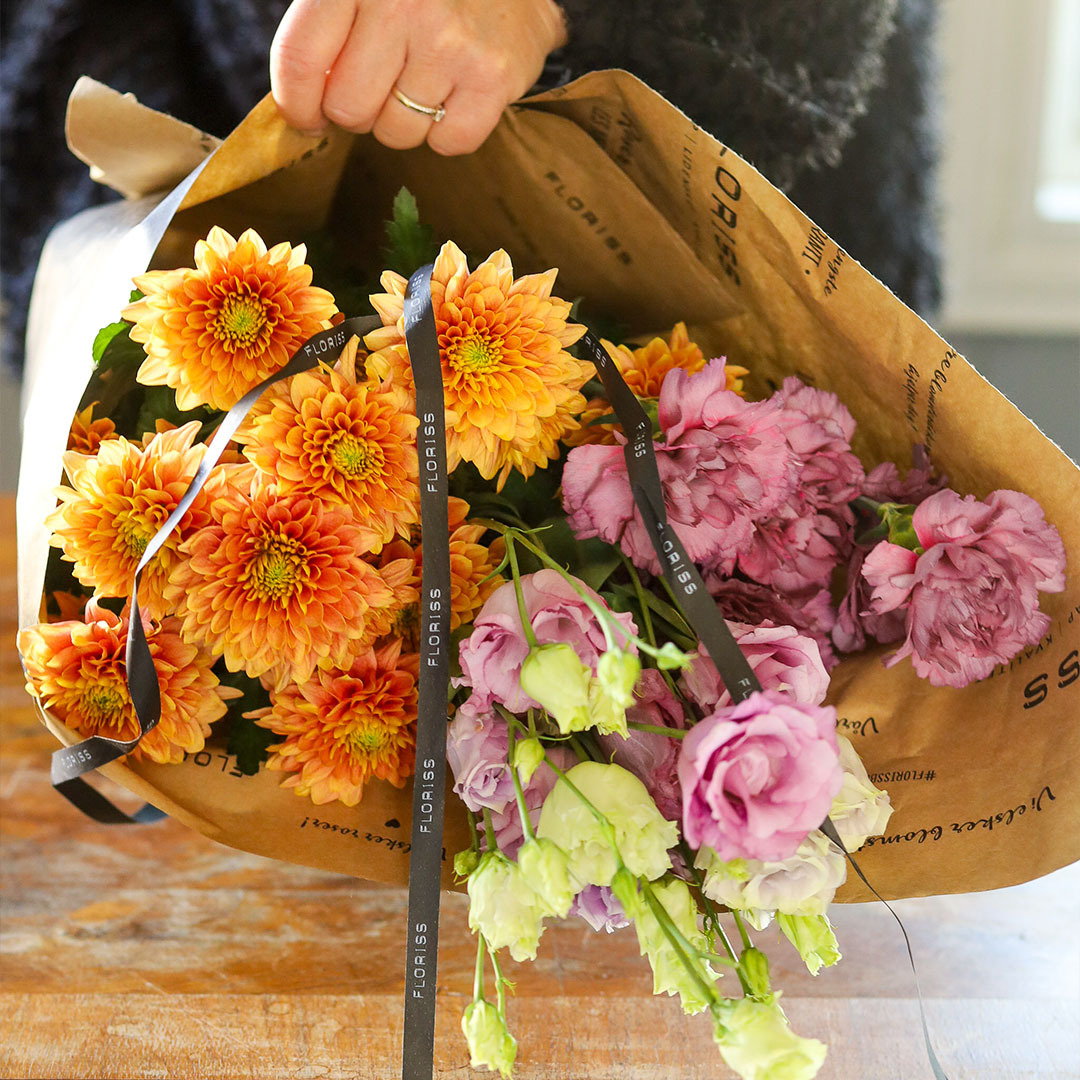 Krysantemum, nellik og lisianthus i forpakning