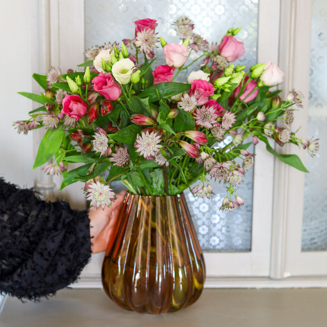 Lisianthus, alstromeria og stjerneskjerm på bordet