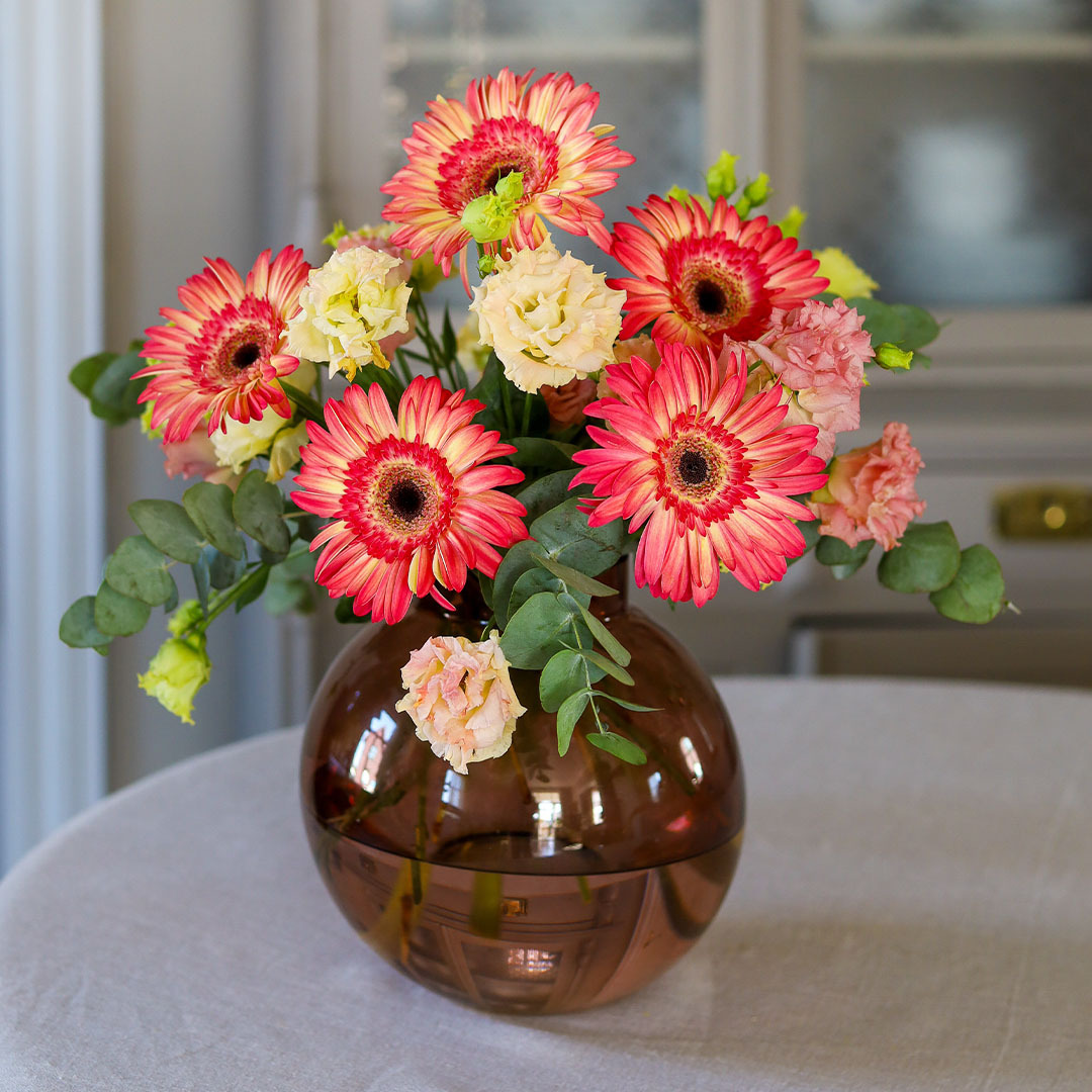 Gerbera, Lisianthus og Eukalyptus på bordet