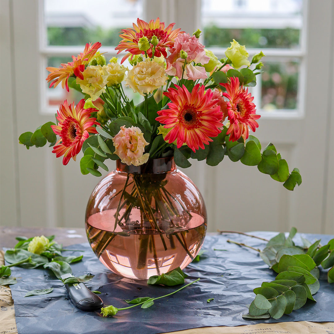 Gerbera, Lisianthus og Eukalyptus snittes og settes opp i vase