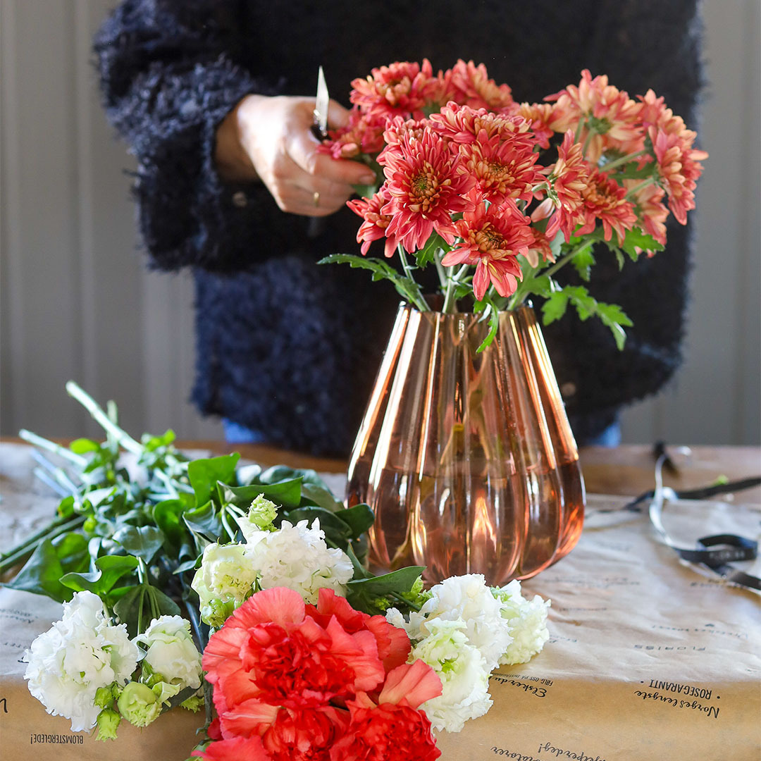 Krysantemum, nellik og lisianthus snittes og settes opp i vase