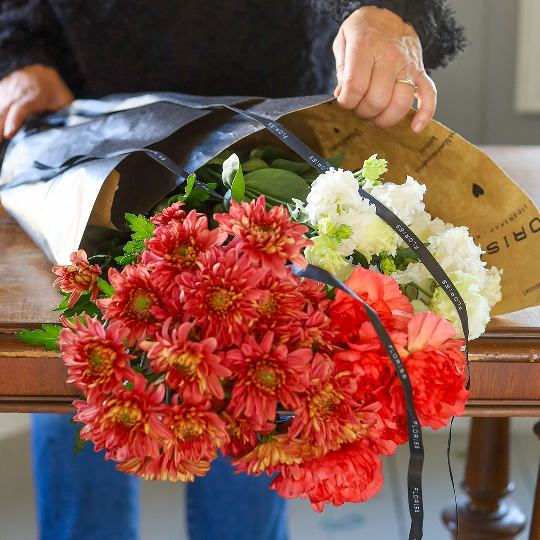 Krysantemum, nellik og lisianthus i forpakning