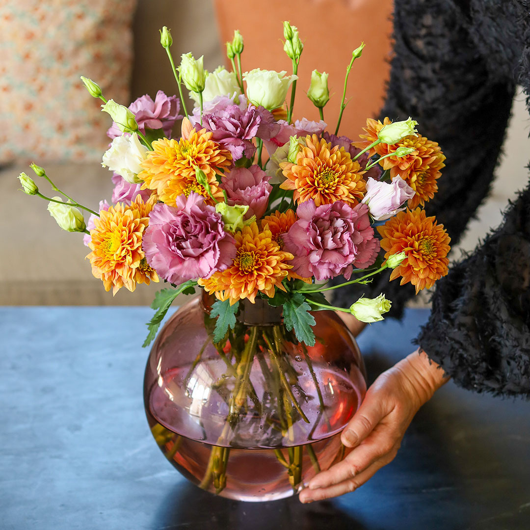 Krysantemum, nellik og lisianthus på bordet