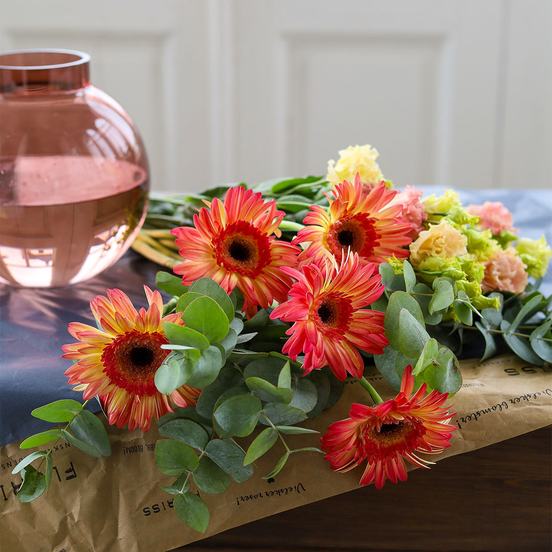 Gerbera, Lisianthus og Eukalyptus i forpakning