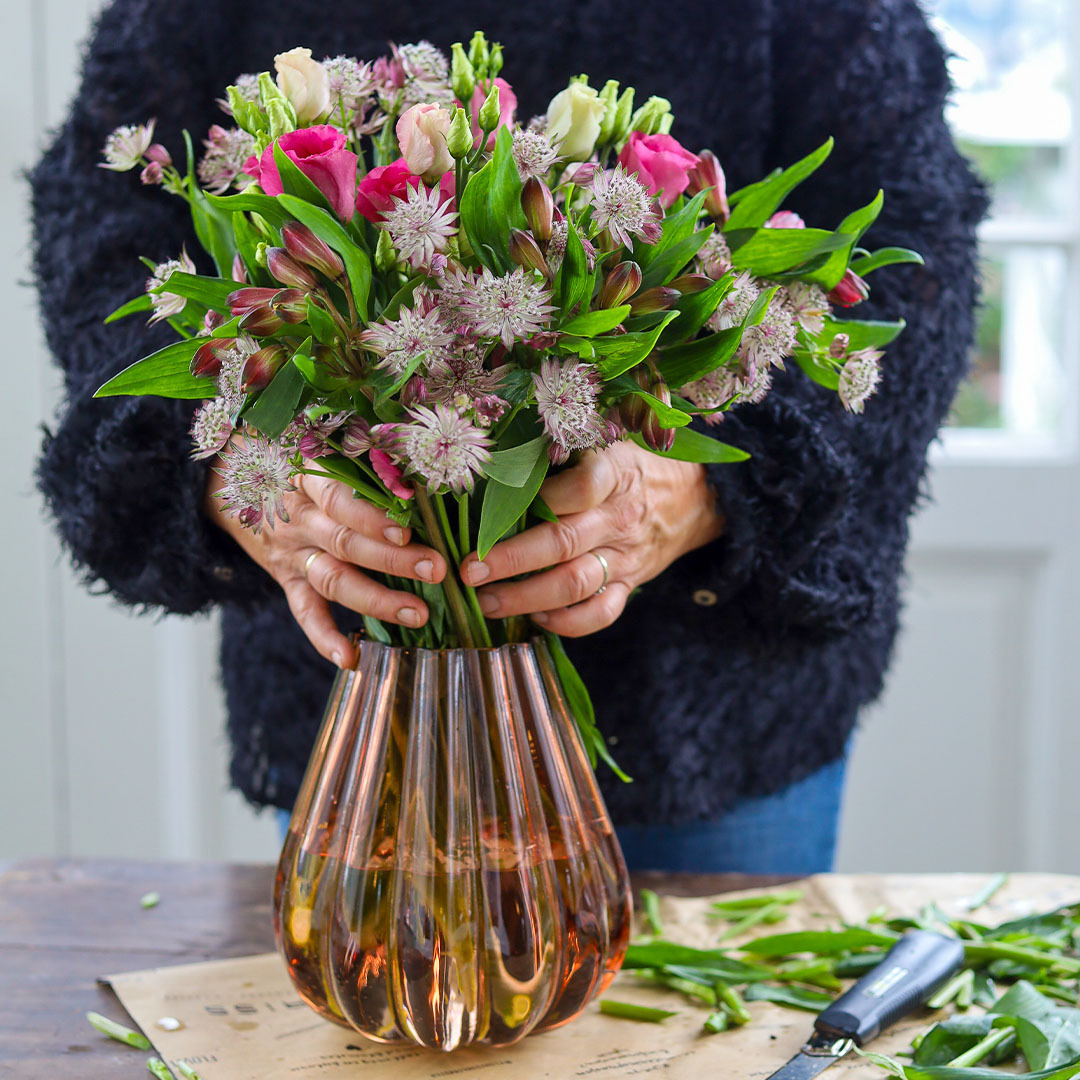 Lisianthus, alstromeria og stjerneskjerm snittes og settes opp i vase