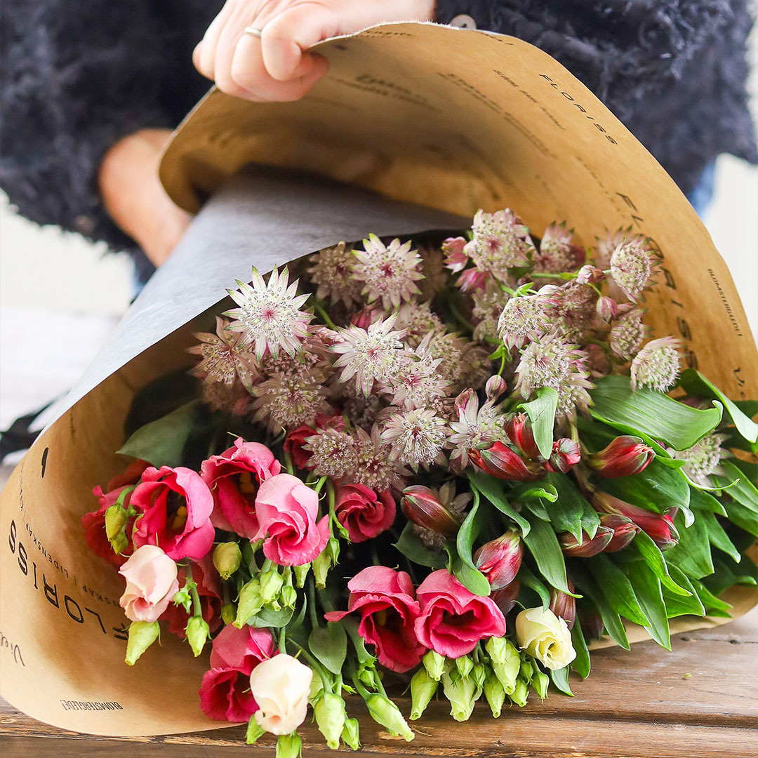 Lisianthus, alstromeria og stjerneskjerm i forpakning