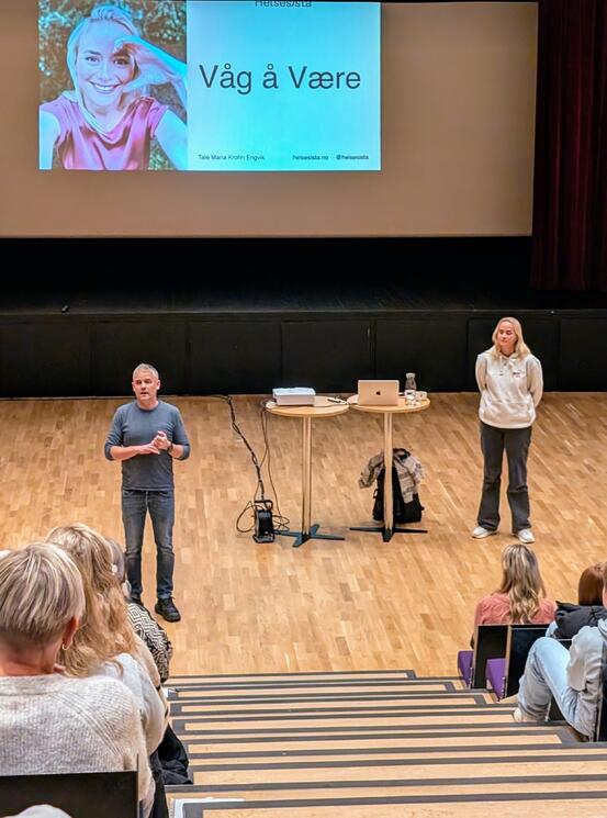 Tale Maria Krohn Engvik snakka om inkludering og utanforskap i Rosendal samfunnshus, her saman med rektor ved Rosendal ungdsomsskule, Rune Melheim.