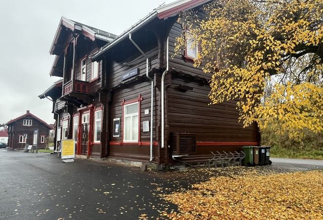 Lunner stasjon sett fra nord mest trær i høstfarger