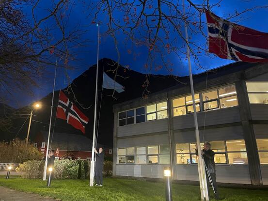 Ordførar Vegard Bjørnevik heiser det nye FN-flagget saman med Kjell Martin Håvik (t.h.) og Lars Næs.