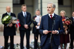 Statsminister Jonas Gahr Støre (A) taler på slottsplassen. Foto: Peter Mydske/Stortinget