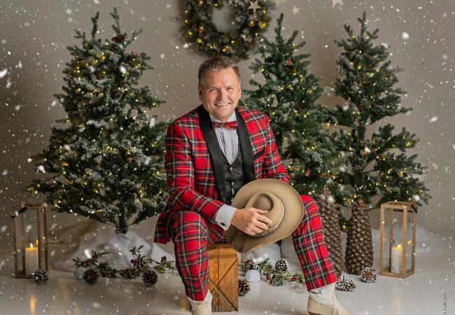 O.J. Hansen alias Odd Jarle Hansen holder julekonsert på Herøy omsorgssenter.