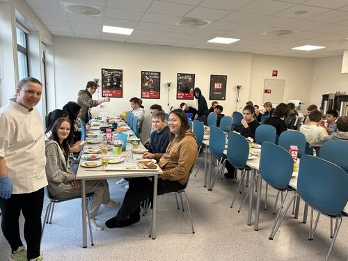 Kantine på Herøy skole_utrinn med kokk