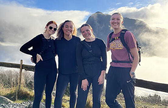 Studentane Jenna, Amari, Molly og Tessa har nytta seg av naturen i Kvinnherad og mellom anna vore på tur til Sjethaug. (Foto: Kvinnherad kommune)