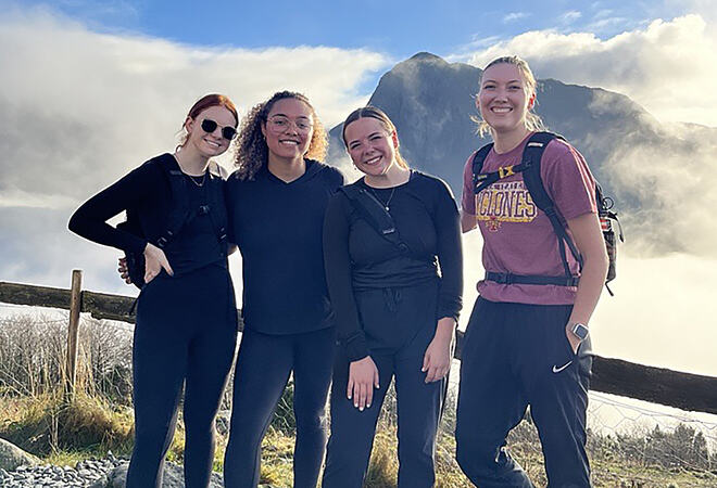 Studentane Jenna, Amari, Molly og Tessa har nytta seg av naturen i Kvinnherad og mellom anna vore på tur til Sjethaug. (Foto: Kvinnherad kommune)