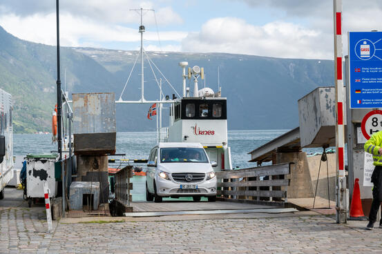 Bilde av Urnes ferje med bil ombord