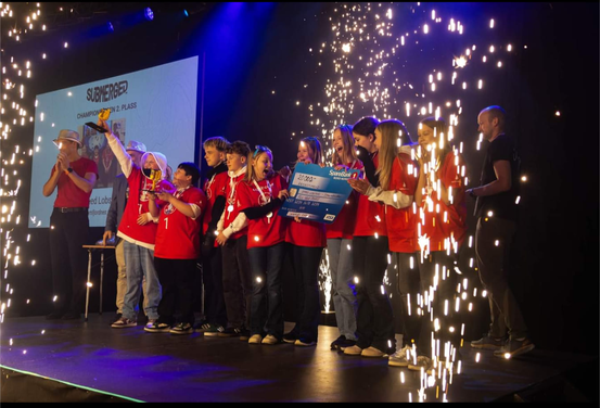 Bildet viser glade barn som akkurat har fått en andreplass i finalen i First Lego League.