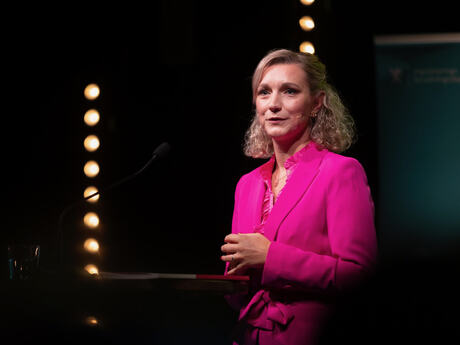 Bilde av Karianne Tung i rosa drakt