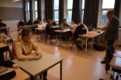 Vidar Skagen orienterer om boka Kvarstadmatrosen på Herøy skole_elevene fulgte med