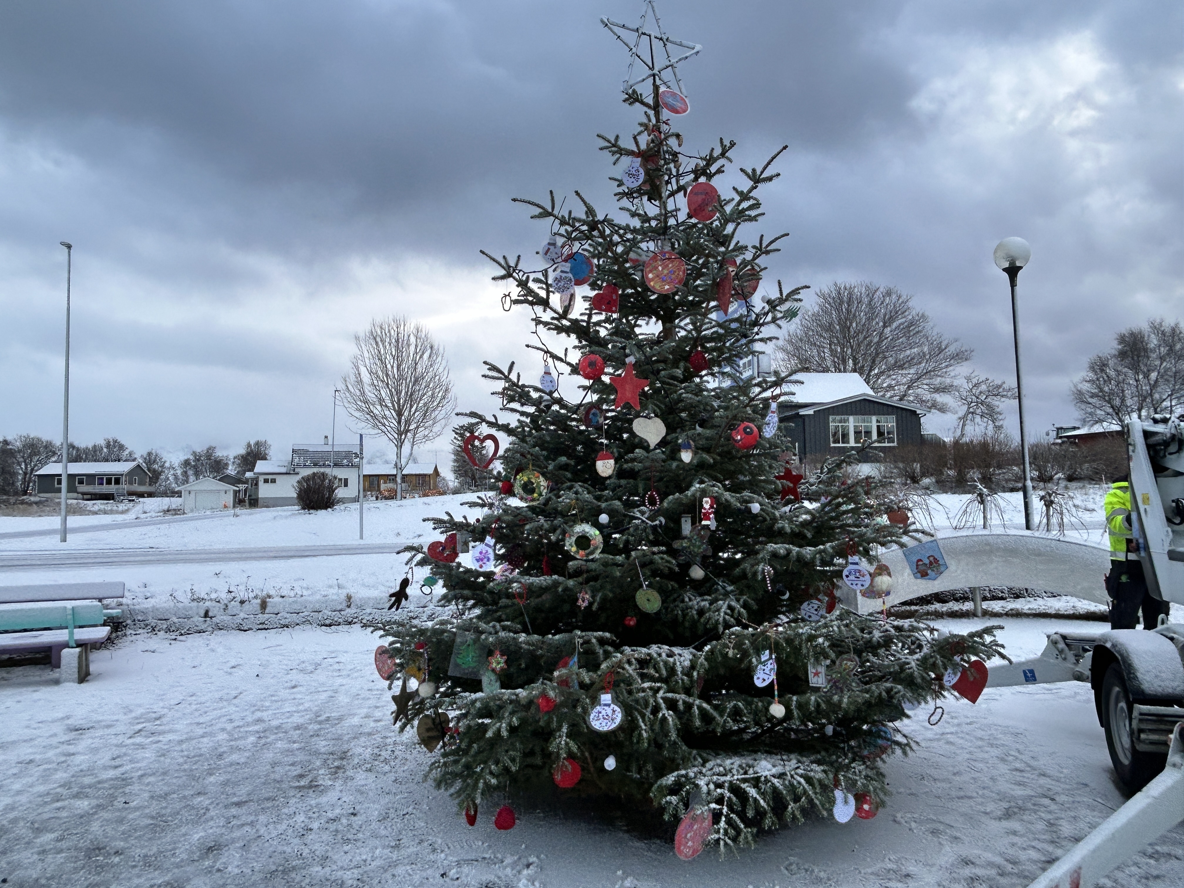 Julegrana på torget er pyntet_1