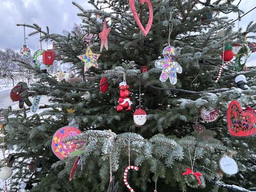 Julegrana på torget er pyntet_pynt2