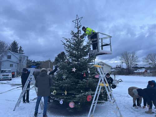 Pynting av julegrana på torget 29