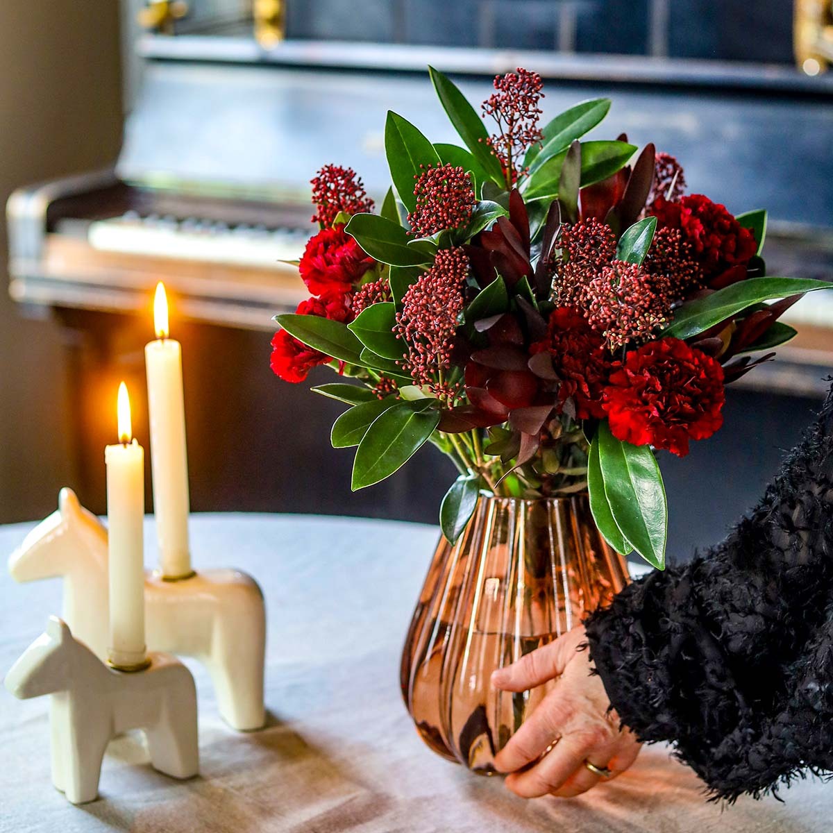 Nellik, skimmia og leucadendron på bordet