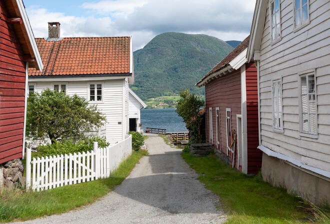 bilde av hus og veg i Solvorn