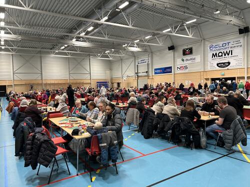 Julemesse i Herøyhallen 2024_folk i hallen