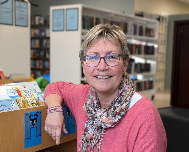 Portrettbilde av Solfrid på biblioteket