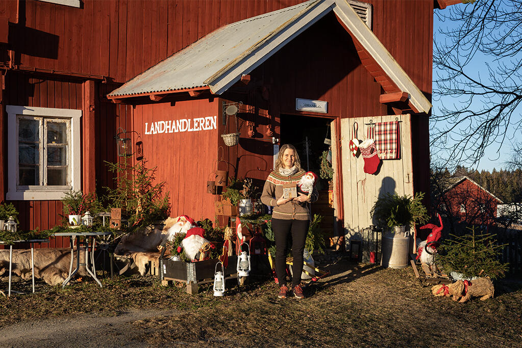 Foto av Karianne Dårstad foran landhandleriet