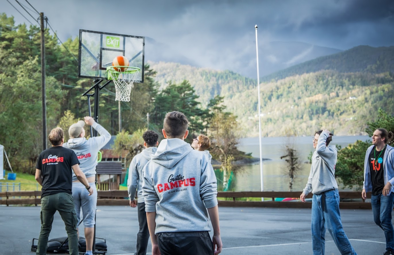 Guttene på campus som spiller basketball