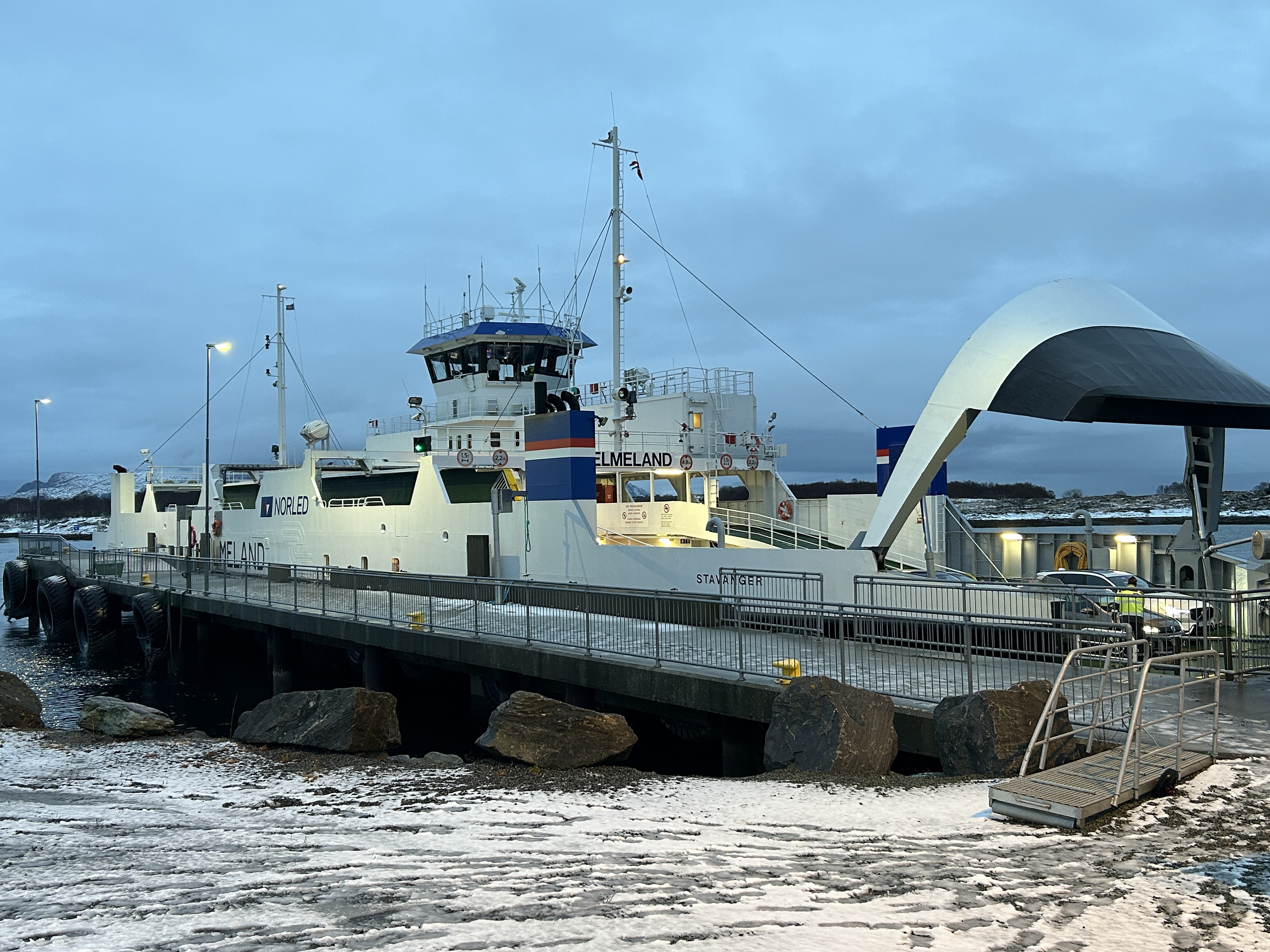 Bilferga Hjelmeland ved fergekaia på Flostad.