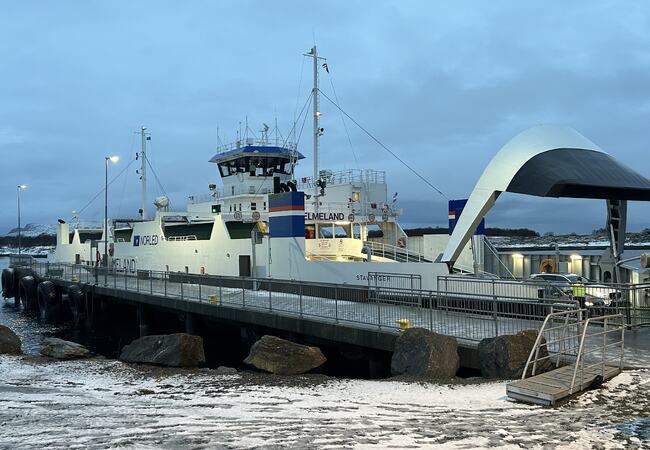 Bilferga Hjelmeland ved fergekaia på Flostad.