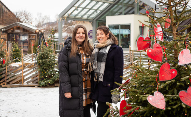 Foto av søstrene Onsrud på Brumunddal torg