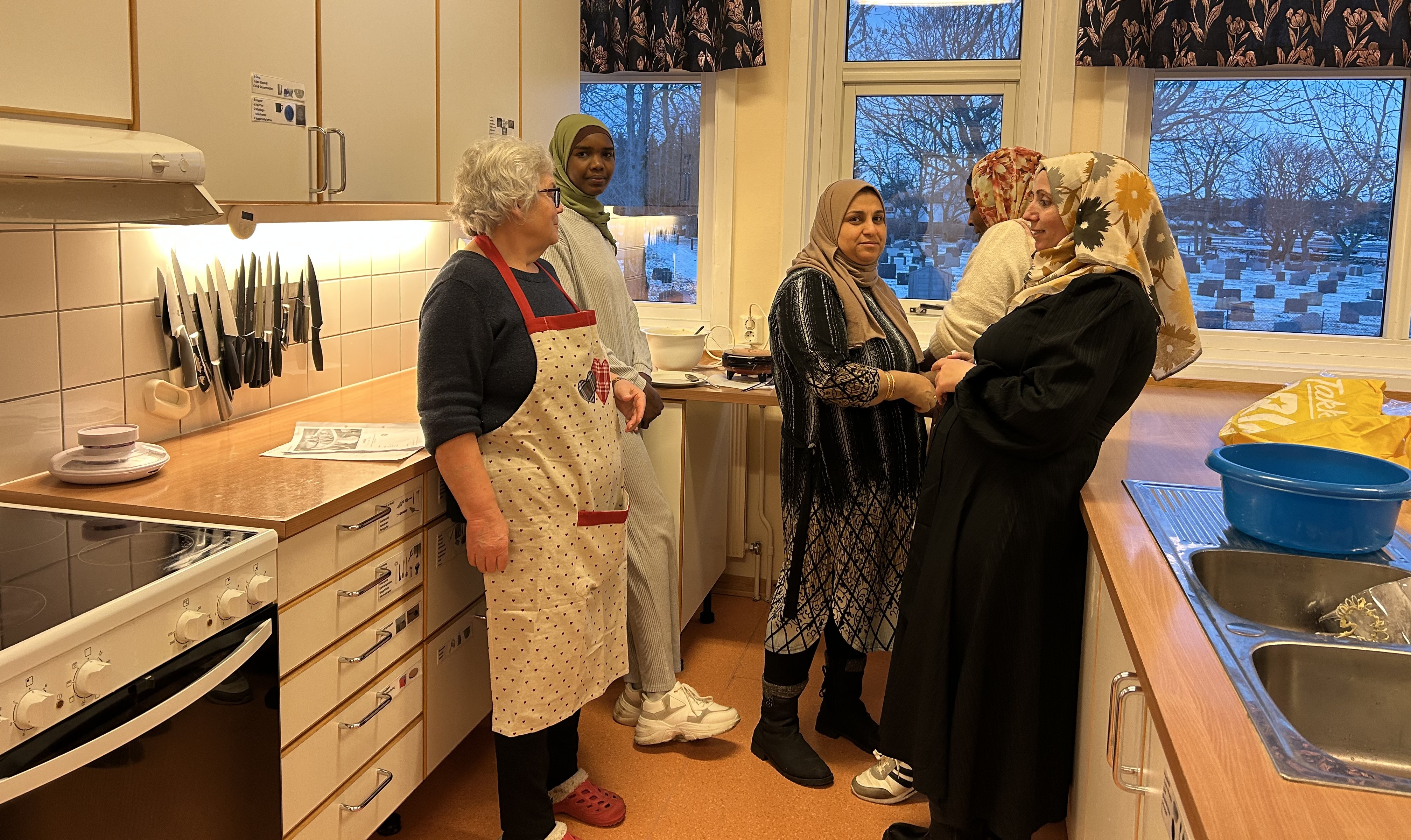 Paula Nyrud stilte opp og hjalp til med julebaksten på skolekjøkkenet på Herøy skole.