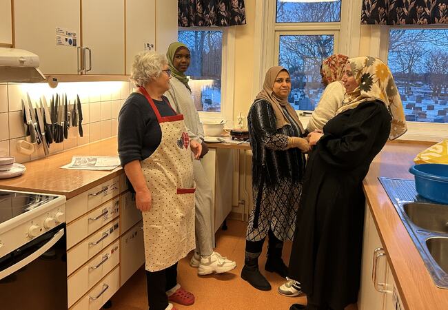 Paula Nyrud stilte opp og hjalp til med julebaksten på skolekjøkkenet på Herøy skole.