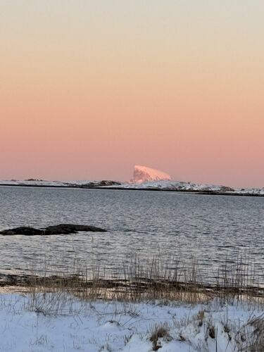 Solsnulys over Lovund. (Foto: Lisbeth Larsen)