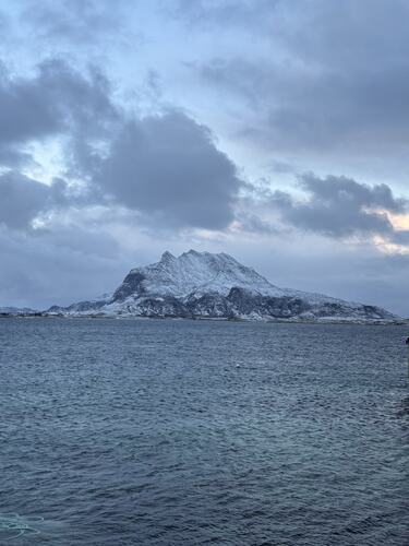 Dønnamannens steinansikt ønsker Godt Nytt År. (Foto: Lisbeth Larsen)